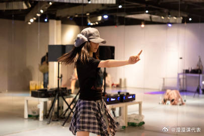 白鹿演唱会紧张白鹿十周年拾光音乐会告别常规演唱会，这场十周年活动主打粉丝见面，明