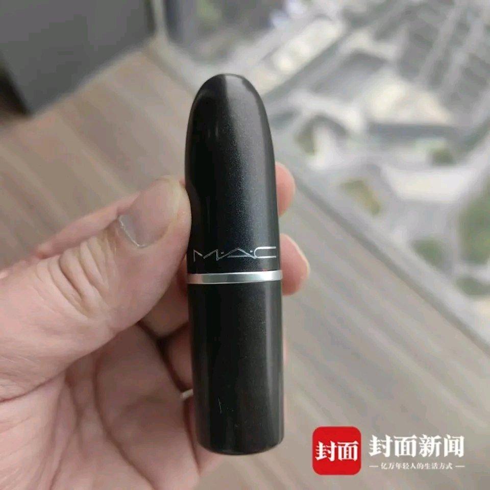 “上嘴感觉就不对！”女子收到男友送的网红口红，越用越心慌女子满心欢喜地接过男友送