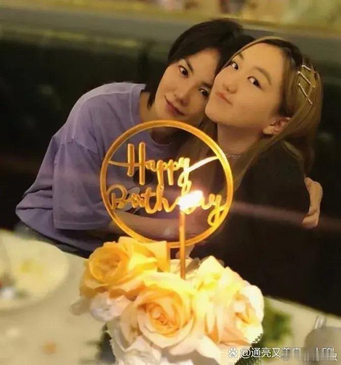 王菲女儿李嫣越来越美，气质像妈，照片放大了小瑕疵，现实中是漂亮姑娘 ​​​