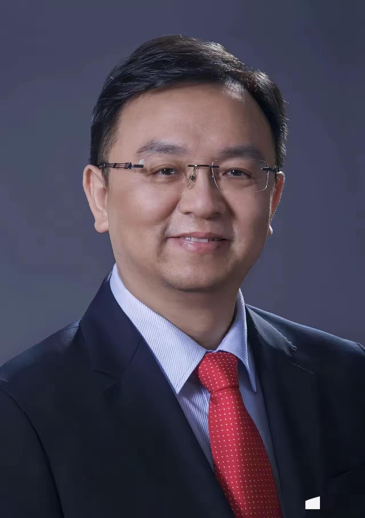 你绝对想不到，身家千亿的比亚迪创始人王传福，如今依然坚持每周雷打不动做一件事：拎