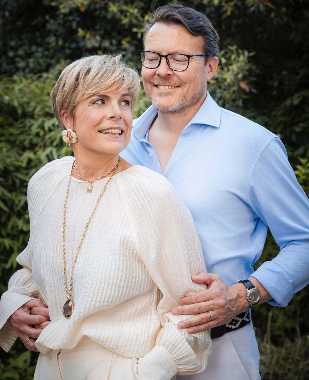 荷兰王室 🇳🇱为了庆祝劳伦蒂安王妃60岁生日，康斯坦丁王子、劳伦蒂安王妃、埃