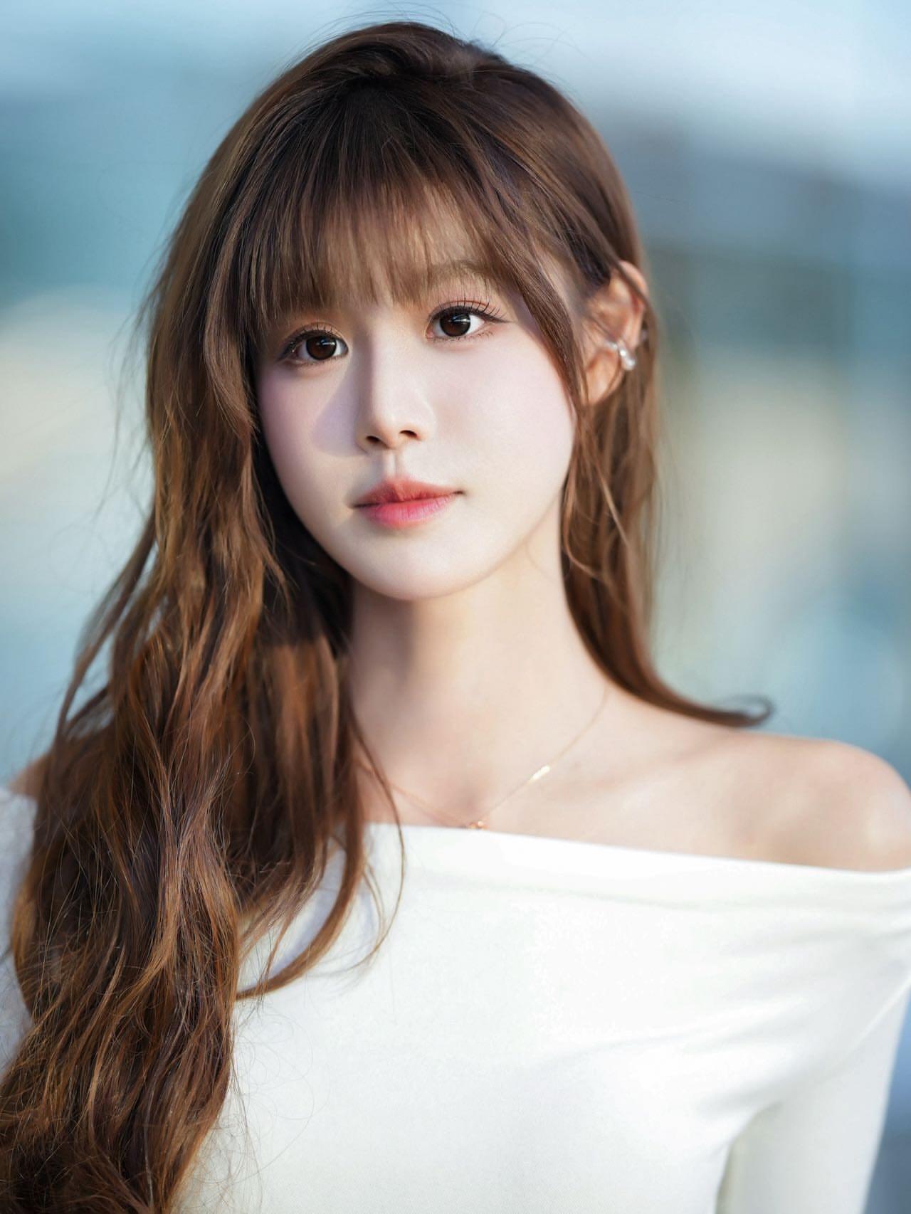 温柔甜美的少女，白皙肌肤，大眼睛，长发飘逸，穿着白色露肩上衣，清新自然。女人如何