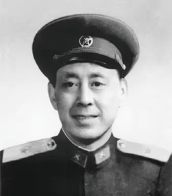 1952年，一个战士在运炮弹时，突然发现师长有些熟悉，他仔细回想后，就对战友说：