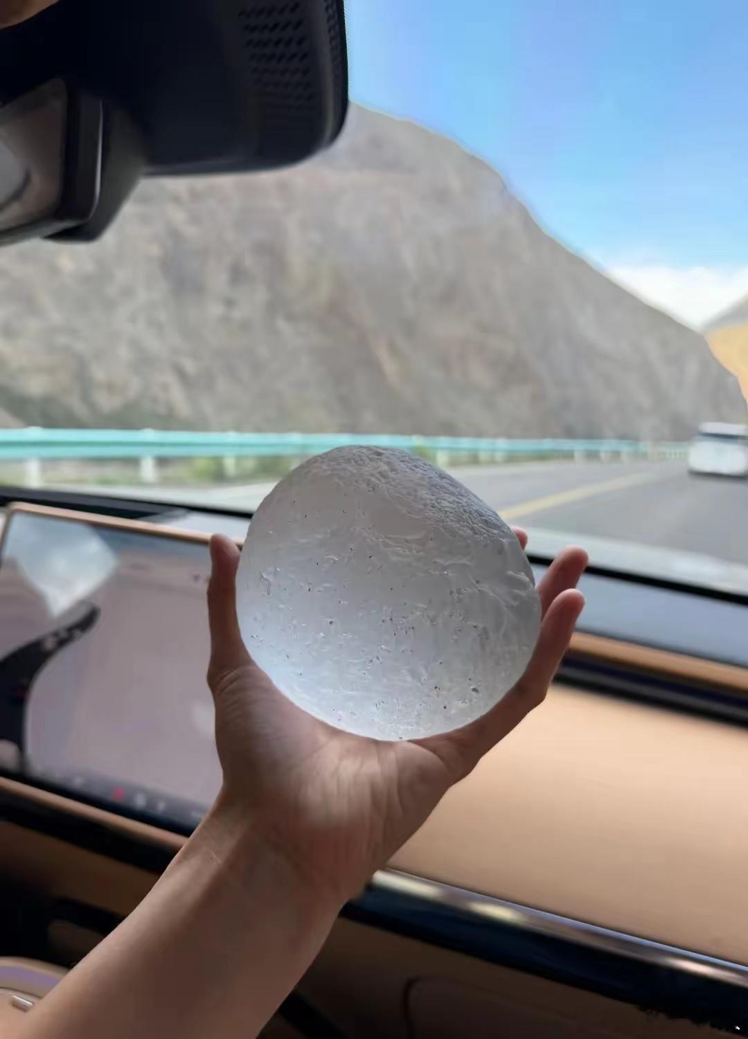 在独库公路上买来的，有没有懂的朋友看看这是什么玉石？ 
