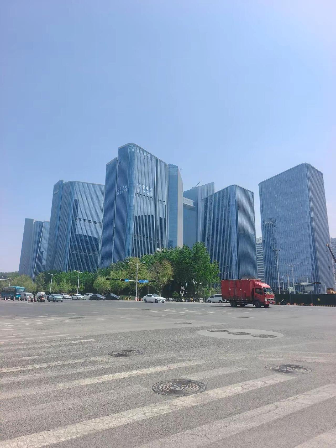 汉峪金谷B区已经崛起！我刚搬来长岭山的时候，汉峪金谷B区还是个大坑，也不知道还有