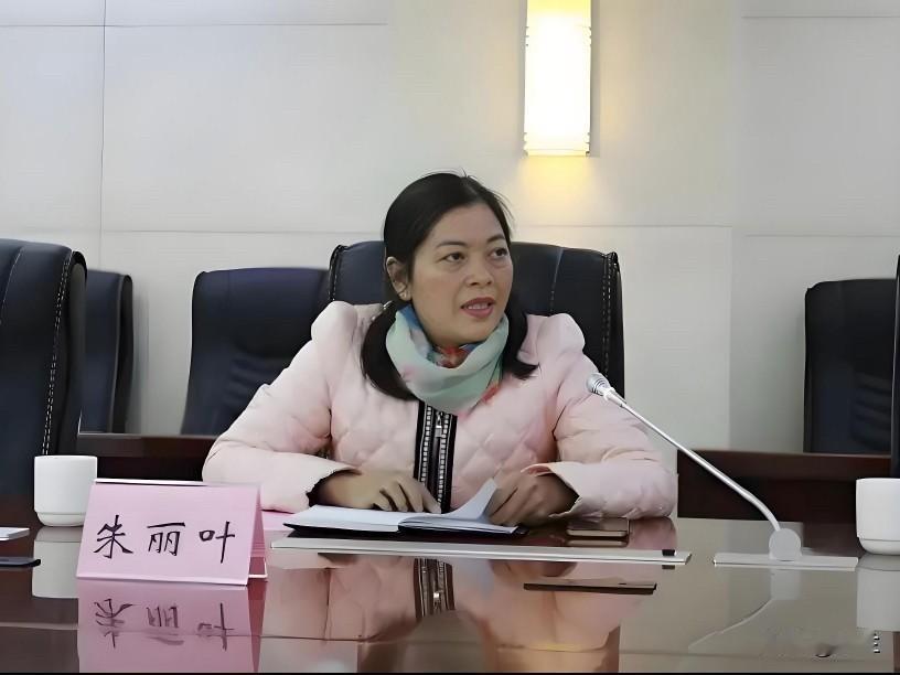 今天广西贺州市八步区的朱丽叶上了热搜，
她不到20岁就参加了工作，
她长期在林业