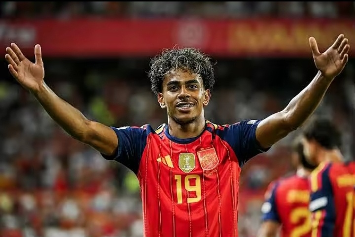⚽️西班牙塞尔电台王牌节目《长传》热议亚马尔！节目主编马努·卡雷尼奥提出观点：西