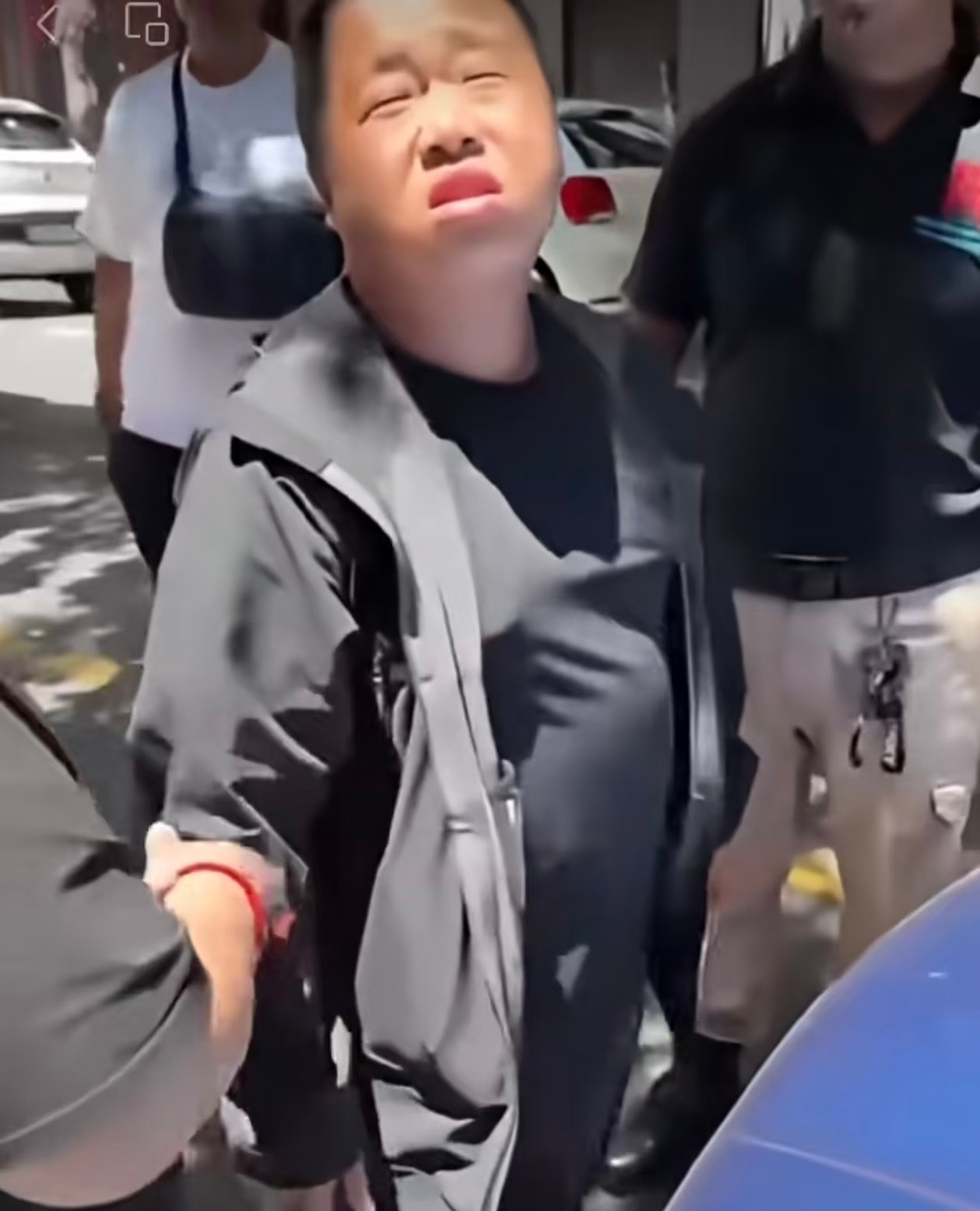 蓝战非被绑架蓝战非说，自己在南非遭遇绑架，绑匪提前半年就在蹲他的行程。中间细节自