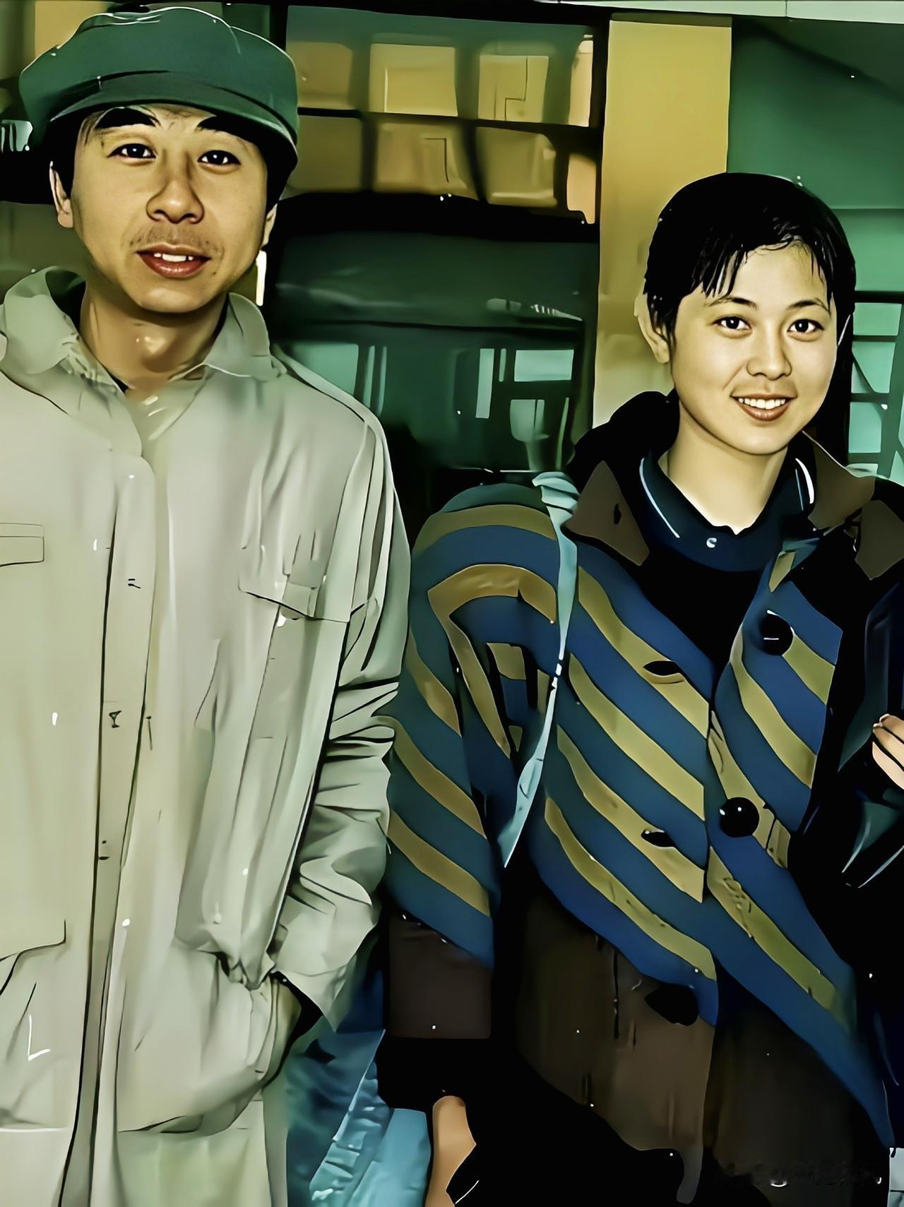 早年的明星合影，有人能猜出来是谁吗？

左边这位“绿帽风衣哥”，右边这位“短发假