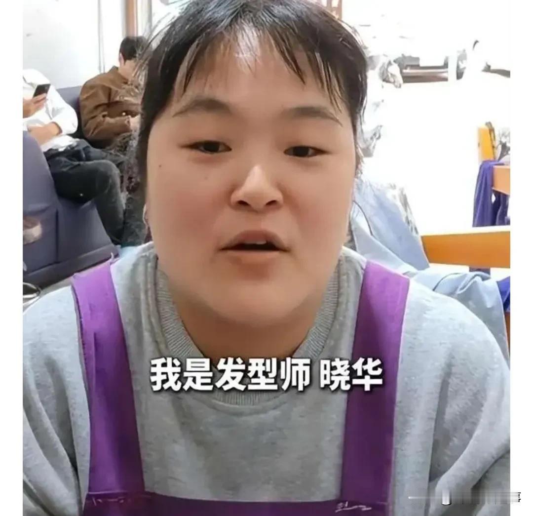 怀化的人民理发师晓华火的一塌糊涂。
想不到连远在香港向太，向佐都要蹭这波流量。
