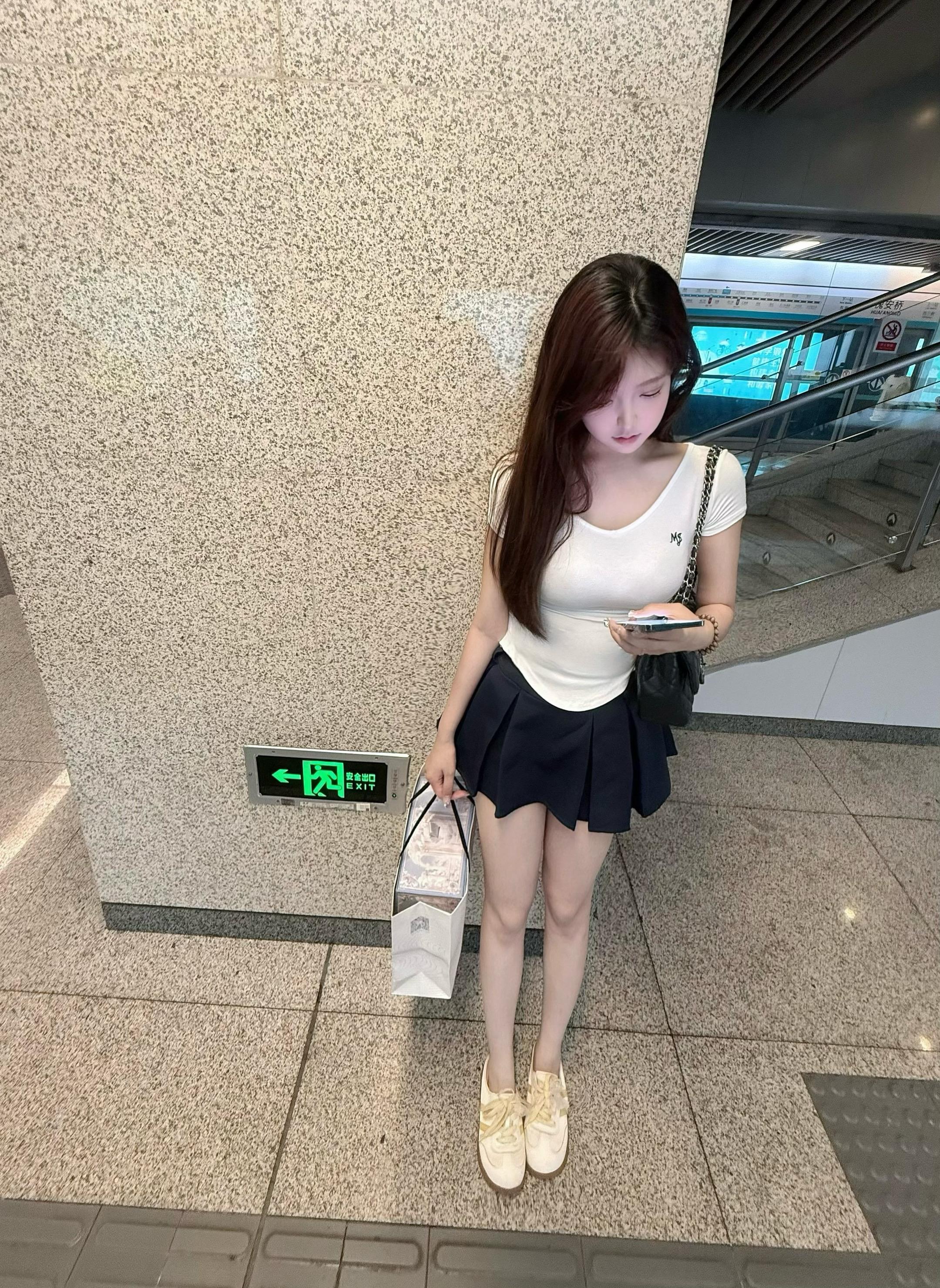 我明白执着太久的东西没有意义 可想到这一生冗长再难与你相遇 难免哽咽