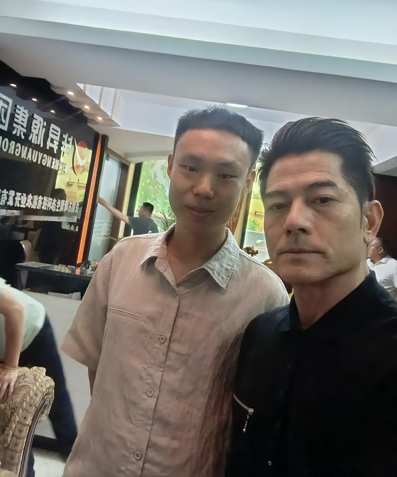 61岁郭富城陪老婆方媛回安徽老家探亲，他到女方亲戚家里做客，穿衣打扮低调，完全没