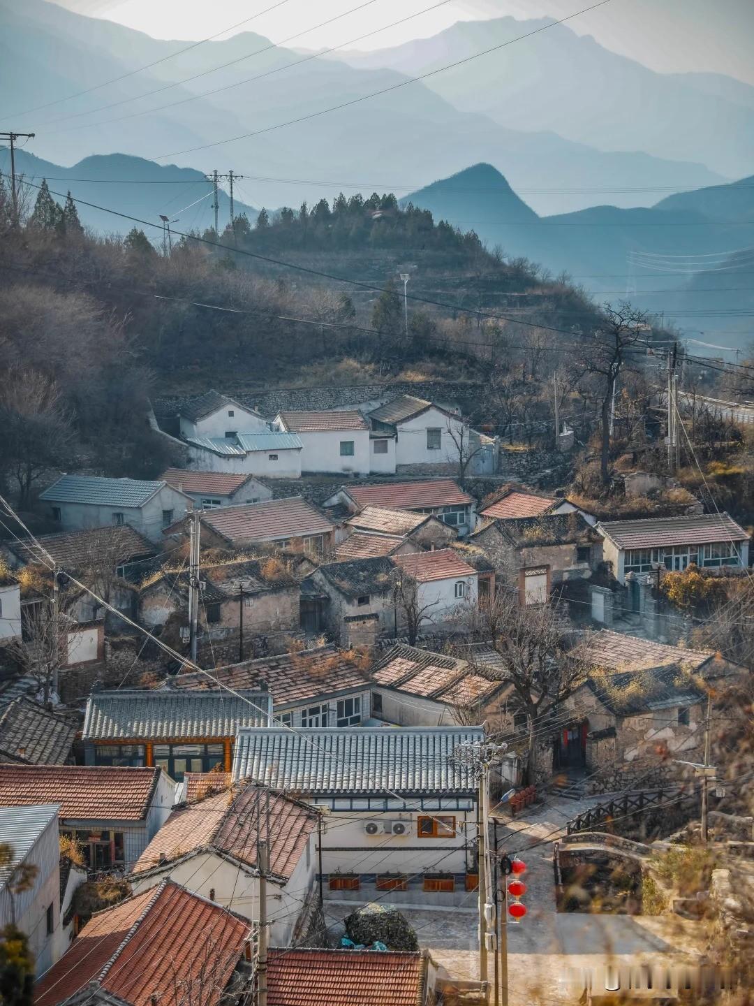 苇子水村位于门头沟区雁翅镇的西北部，地处太行山的北端，周围环境峰奇石怪，地质多样