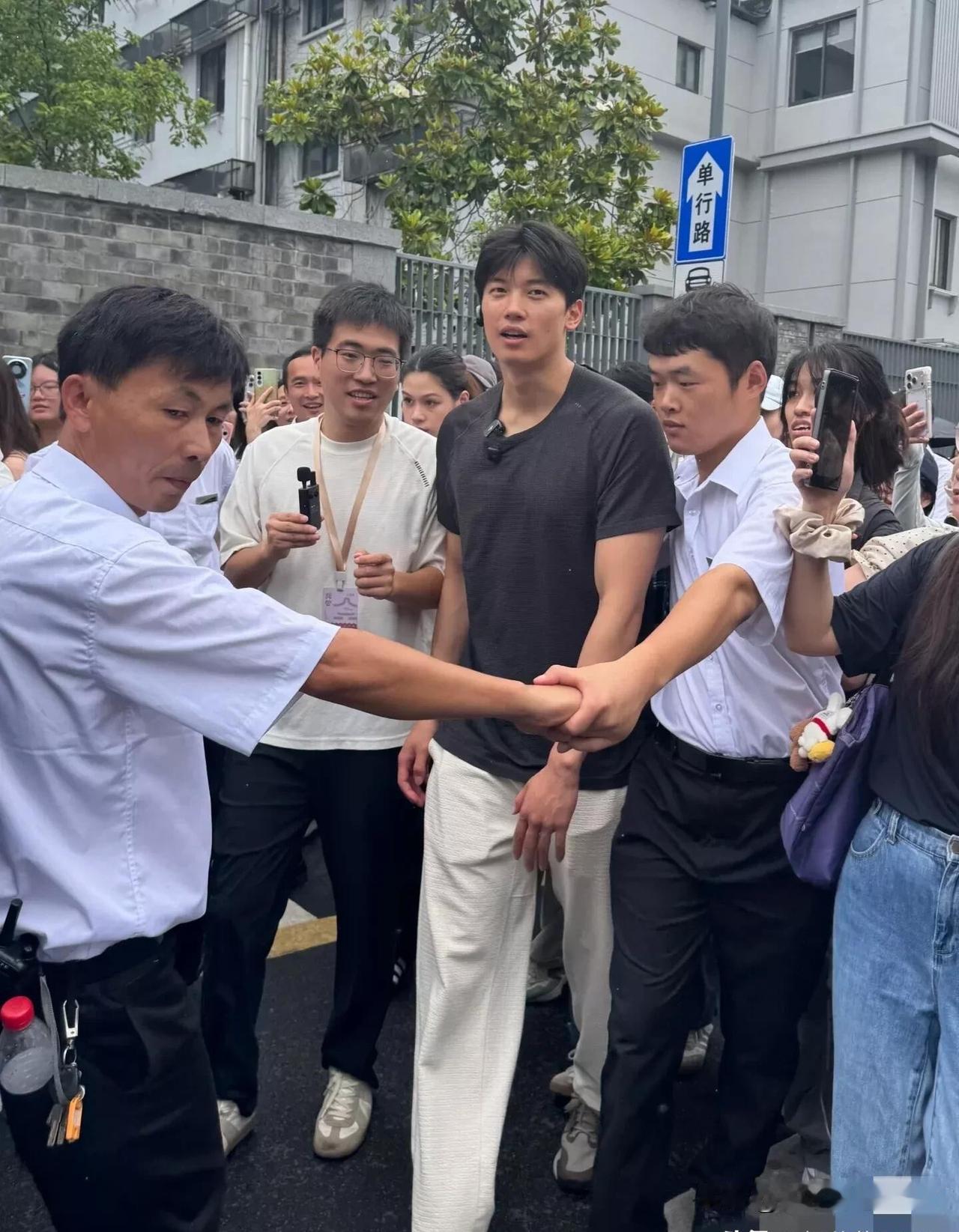 这是哪一位帅哥啊，看起来又高又帅，颜值跟张凌赫一样的，高挑迷人。他要是进入娱乐圈