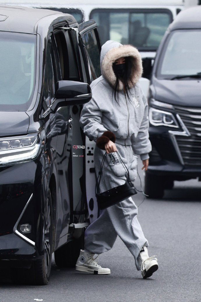 虞书欣全灰look虞书欣辣妹变酷妹 虞书欣云初今日份云初令上班look，全灰运动