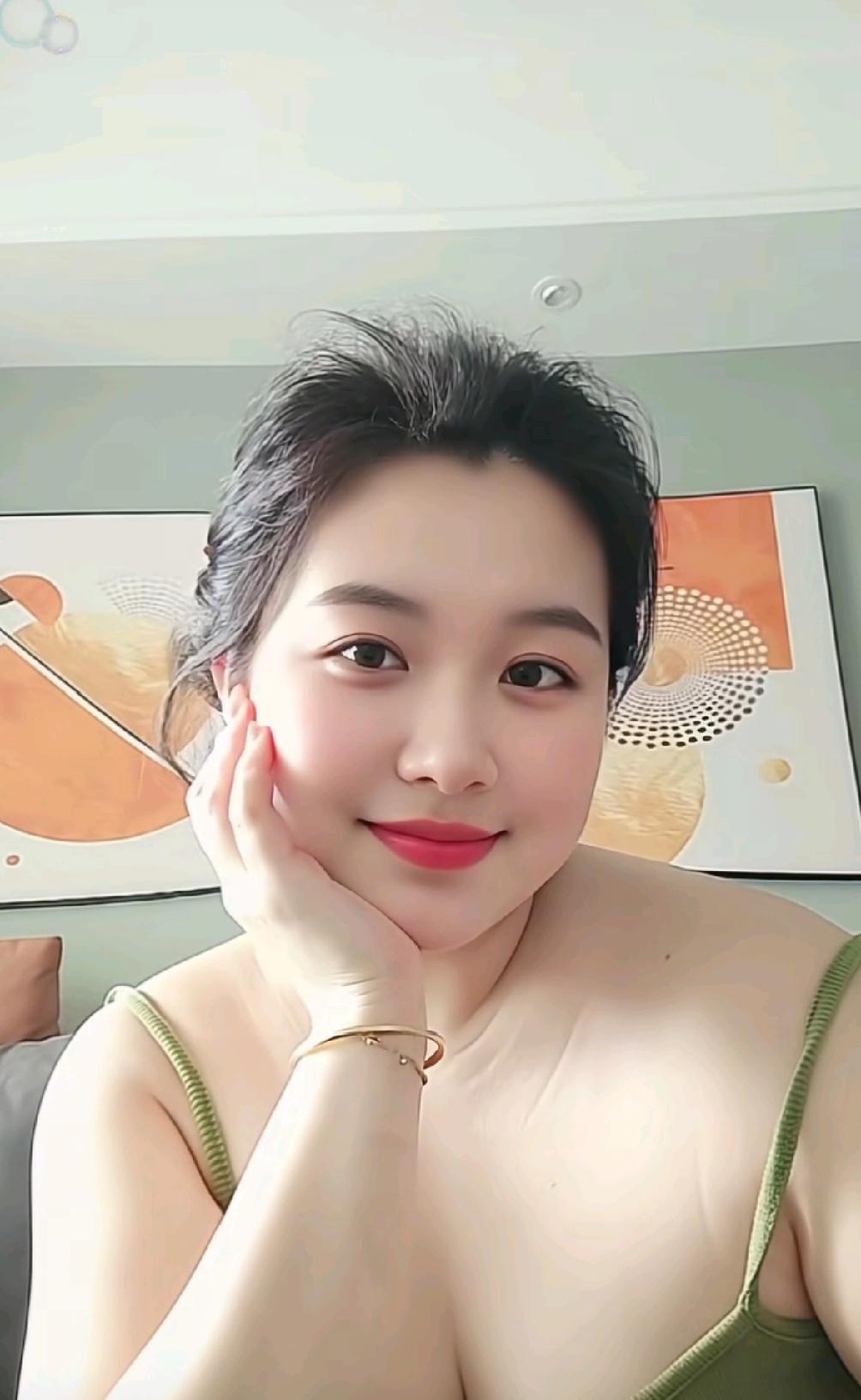 上联：冰天雪地送冬去，请您来下联起早贪黑练瑜伽