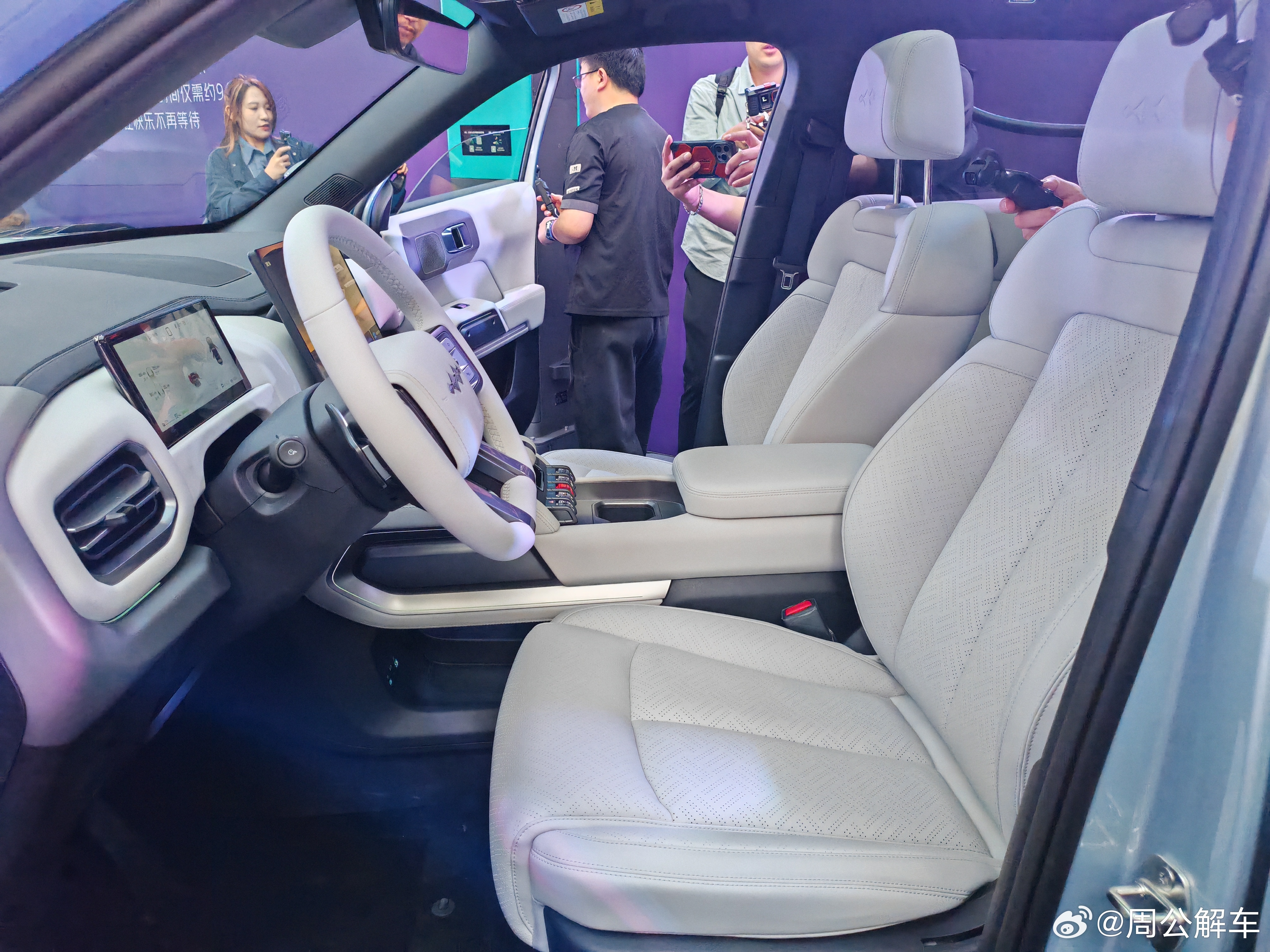 钛3闪充版，发布暨量产！携潮玩手办，给年轻用户600种不同风格潮改方案。方程豹钛