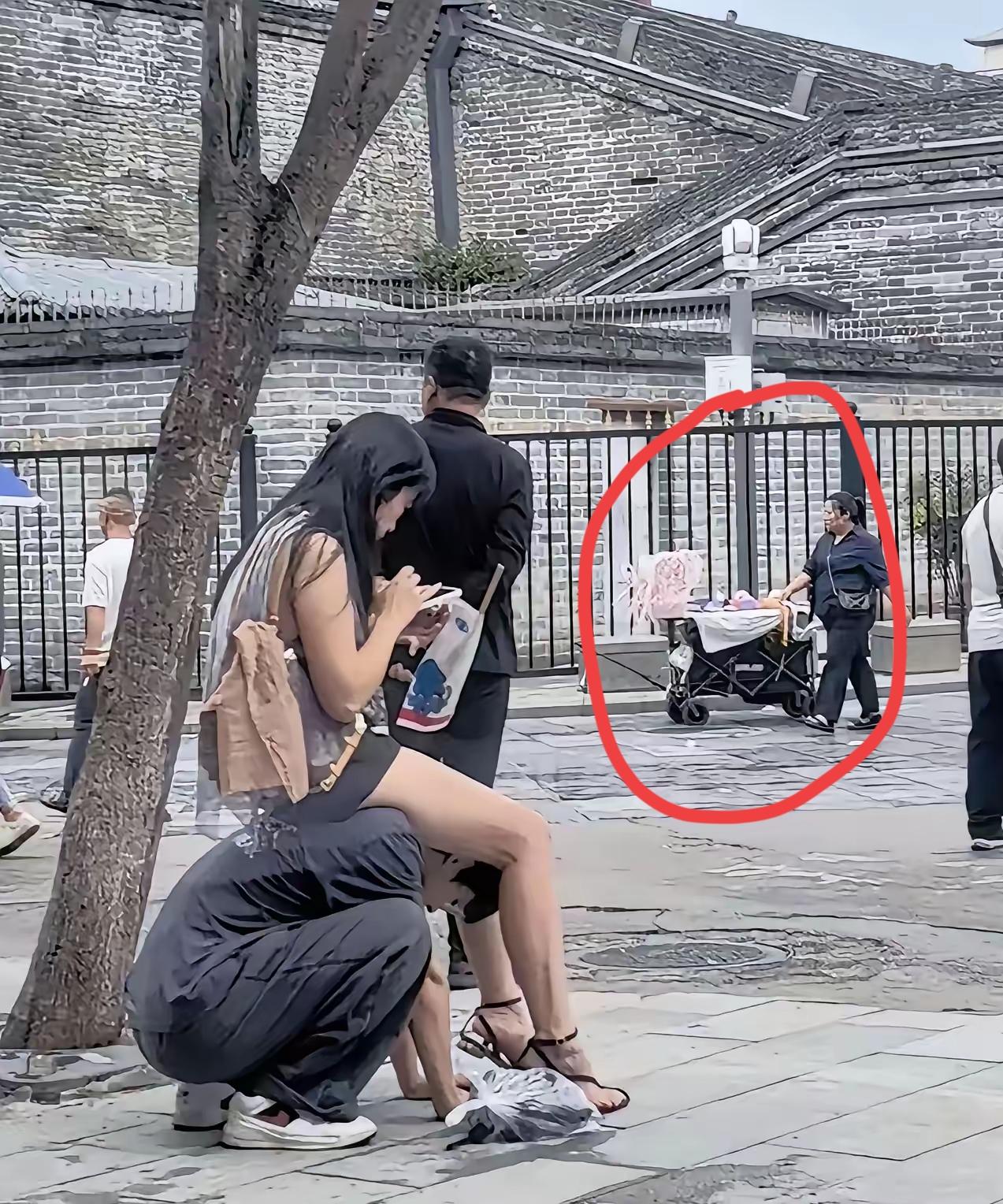 隔着屏幕都为男孩子的父母感到不值！太丢人了，这么大庭广众之下像骑马一样的骑在脖子