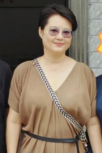 这还是以前的袁立吗，怎么胖成了这样，真是一胖毁所有，年轻的时候是真美。