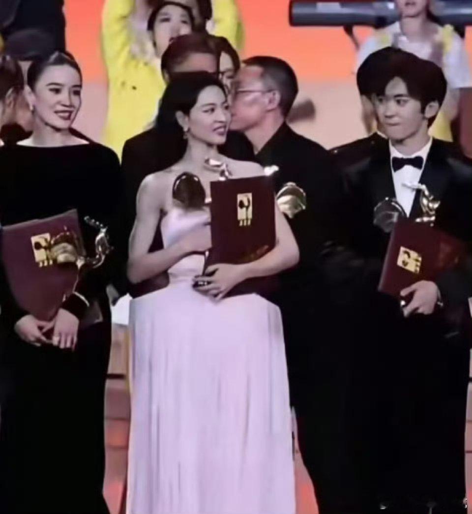 钟楚曦长相大气有辨识度，她是有想法，也有行动力的人，不仅是最佳女配角，她的目标在