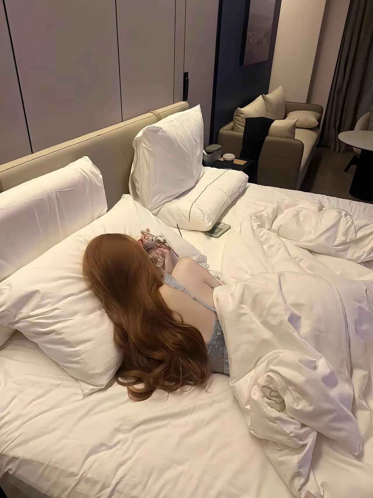 在一起三年了
可能今晚
是我们最后一个晚上待在一起

一路走来
经历了许多的欢乐