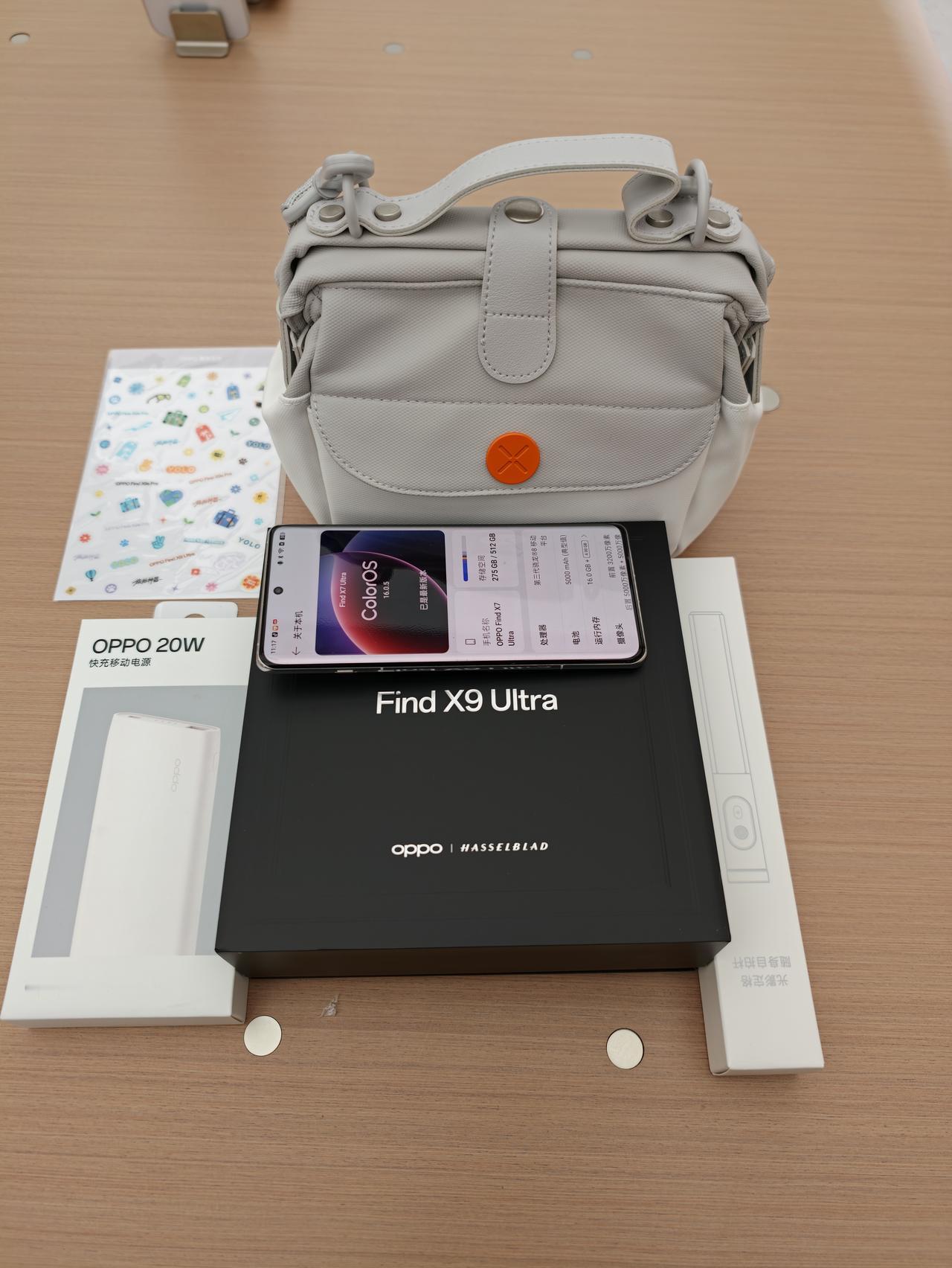 今天拿到了我的期待已久的OPPOfindx9 ultra1T版本！
图一是全家福