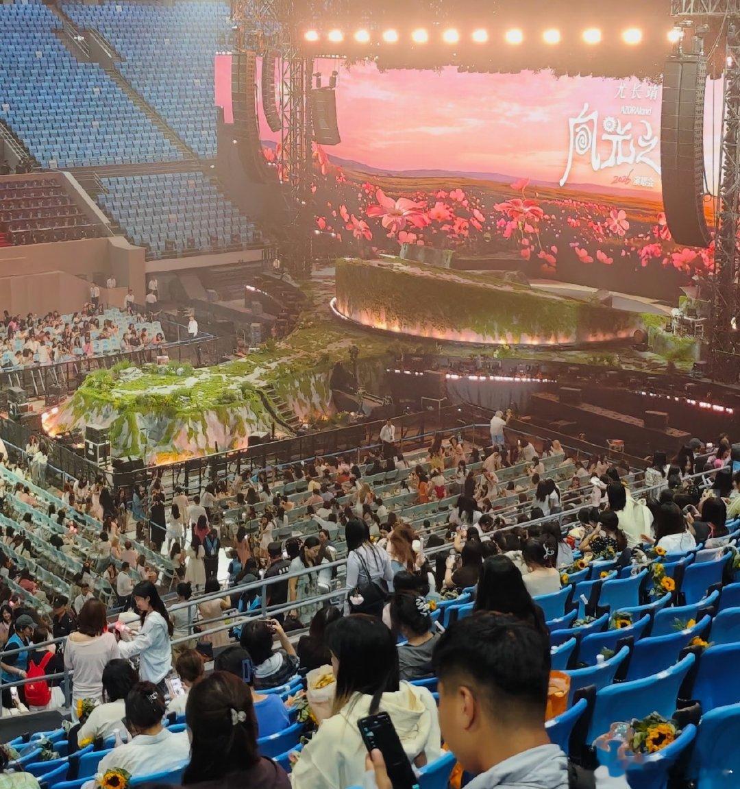 尤长靖舞台疑似抄袭 单依纯 尤长靖 别仅凭局部草坪片段下定论，尤长靖二巡孤岛概念