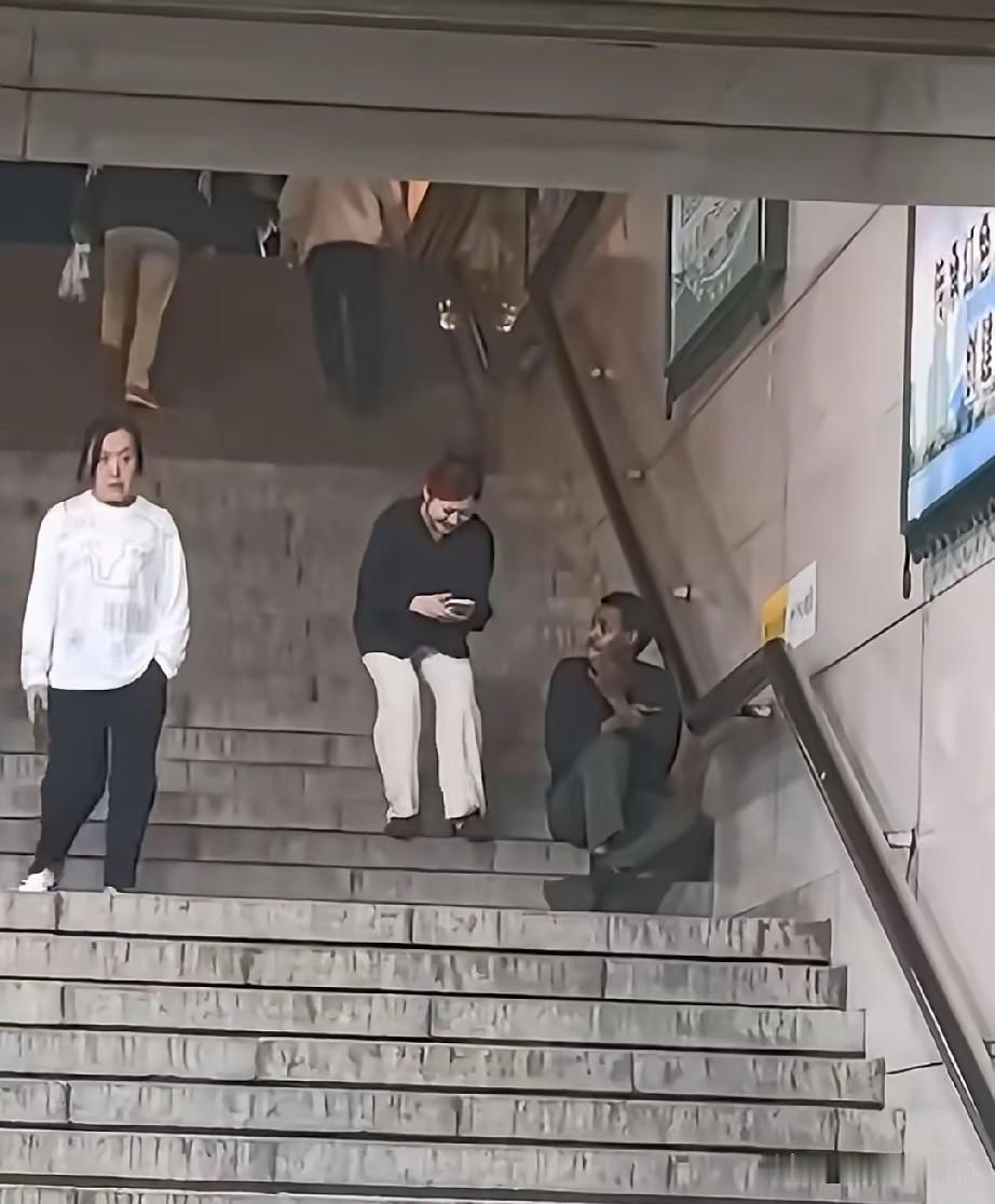 一位中国美女主动向黑哥们要微信，看上去她应该是没什么和老外打交道的经验，坐到黑哥