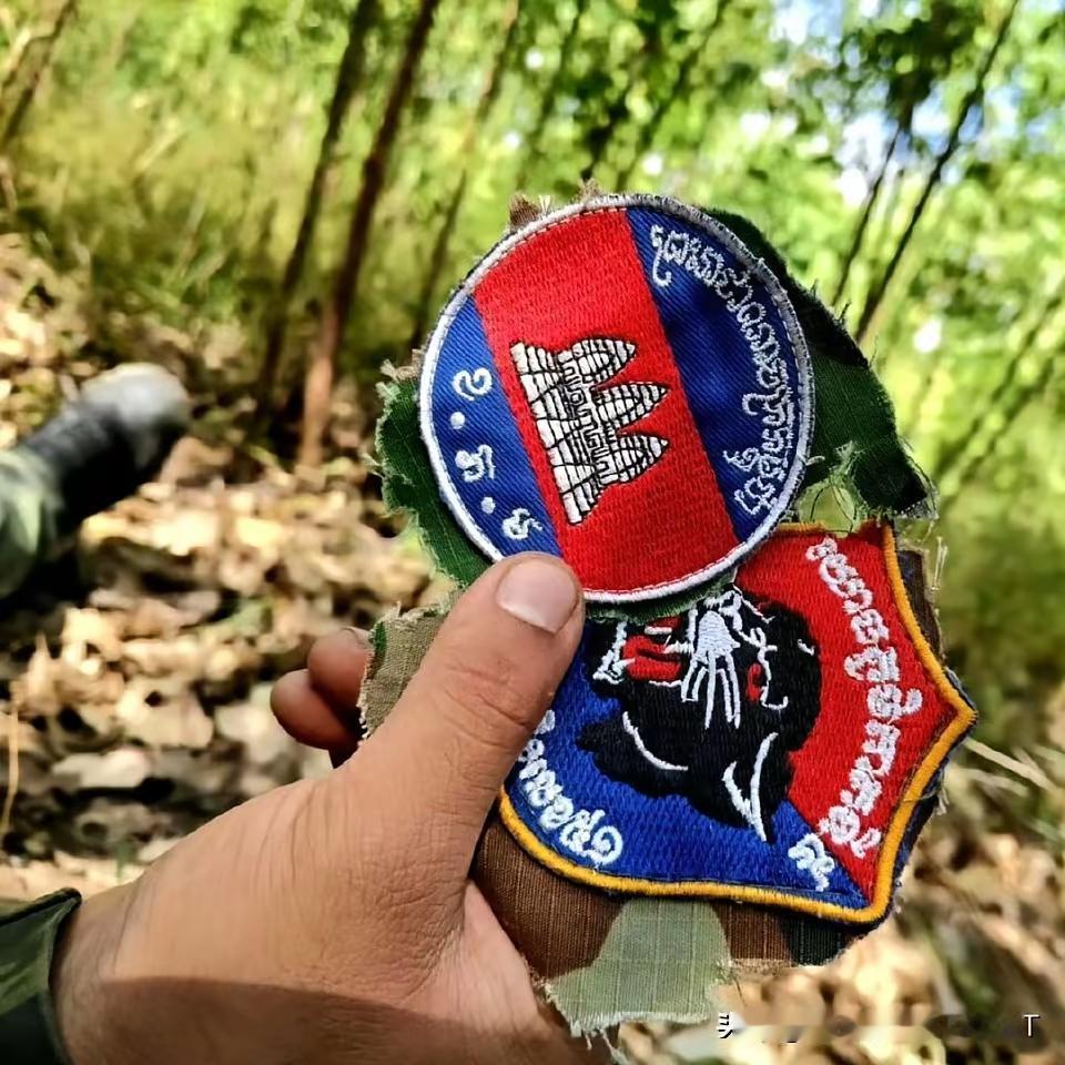 泰国军队分成各个突击队越境打击柬埔寨

这是泰军在消灭战壕里的柬埔寨军后，用军刀