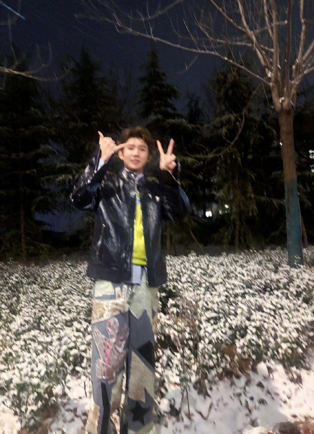 王源元旦营业照王源元旦营业玩雪开心到虚焦雪中喀嚓像个白团子萌萌哒今晚演出顺利，新