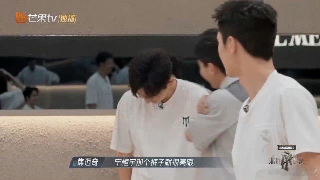 #宁桓宇跳舞好像在做复健##宁桓宇跳舞像卡bug了# 宁桓宇这舞蹈画面简直太有喜