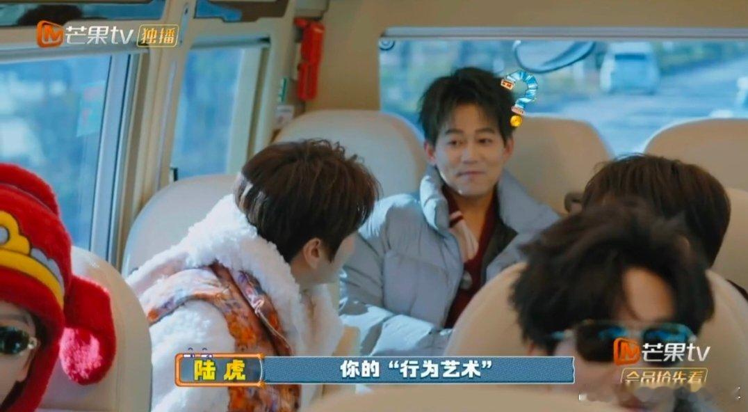 苏醒一年一度春晚行为艺术快乐老友记快乐老友有风季每年这个时候，就知道苏醒要开始他