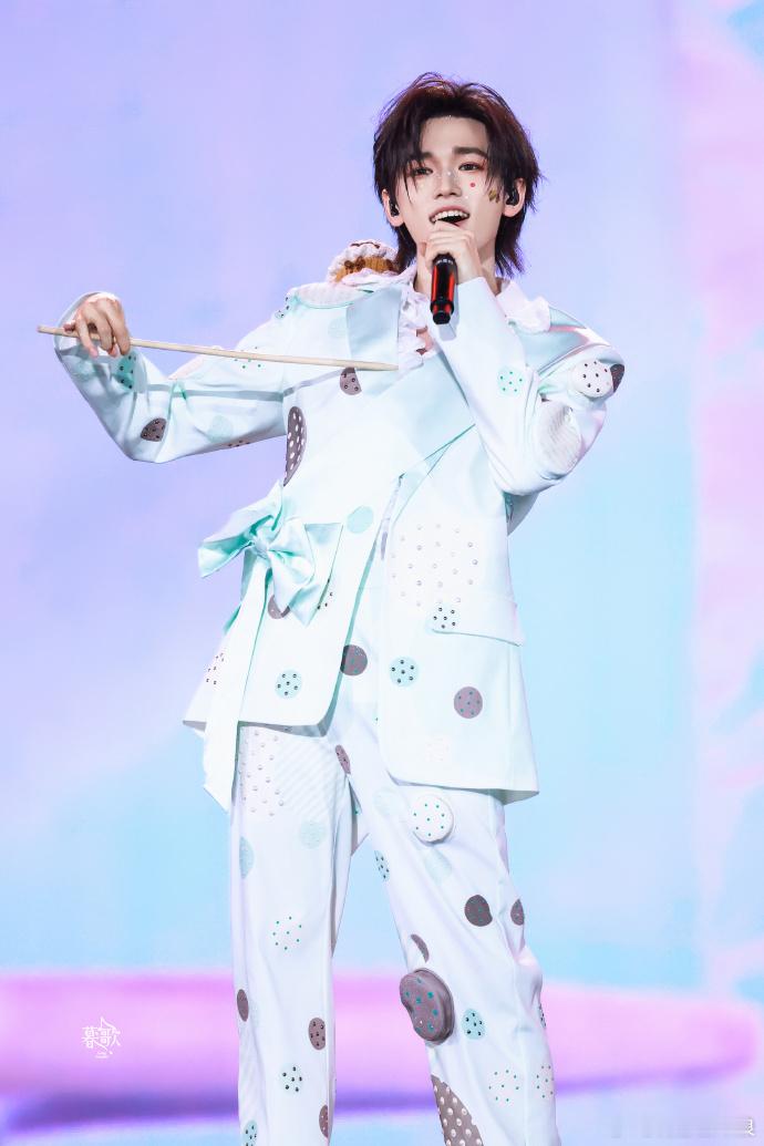 宋亚轩现场炒菜宋亚轩把吃货本性唱进演唱会上海密闭闷热演出场馆，宋亚轩唱响《看见什