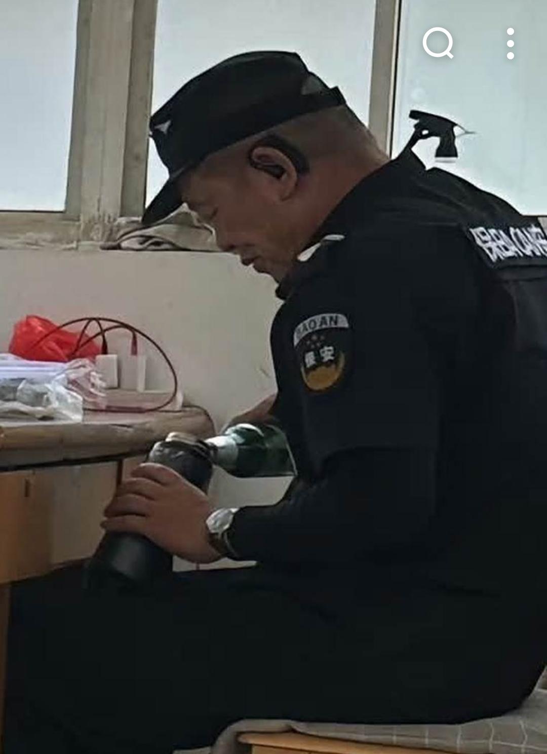 我们这里的保安老王特别喜欢喝啤酒，当保安规定是不能喝酒的，但他每天下班都要偷偷喝