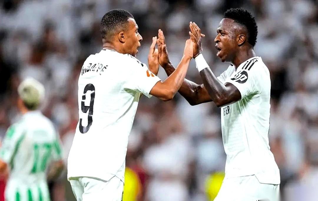 我算是看明白了，皇马这不是买来三个巨星，是请来三尊大神。
一个个都牛得不行，但凑