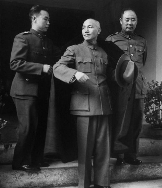 1975年，蒋介石得知黄维被特赦后，立刻邀请他前往台湾，不仅补发了他的中将军饷，