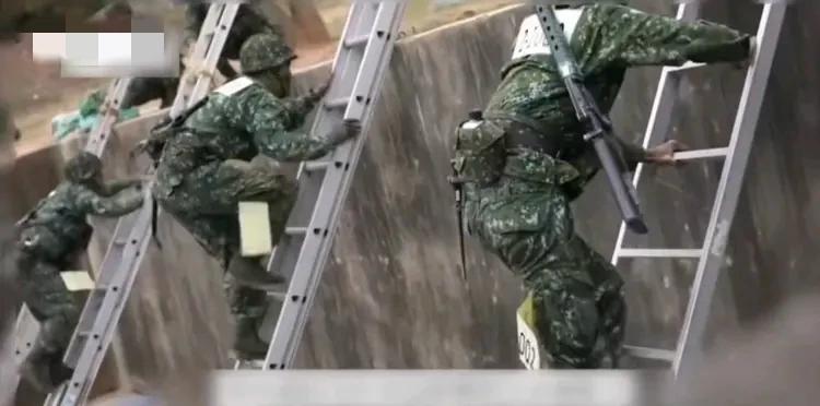 台伪军的训练方式真是刷新了我的三观，这是养了一群少爷兵啊！
解放军在四百米障碍训