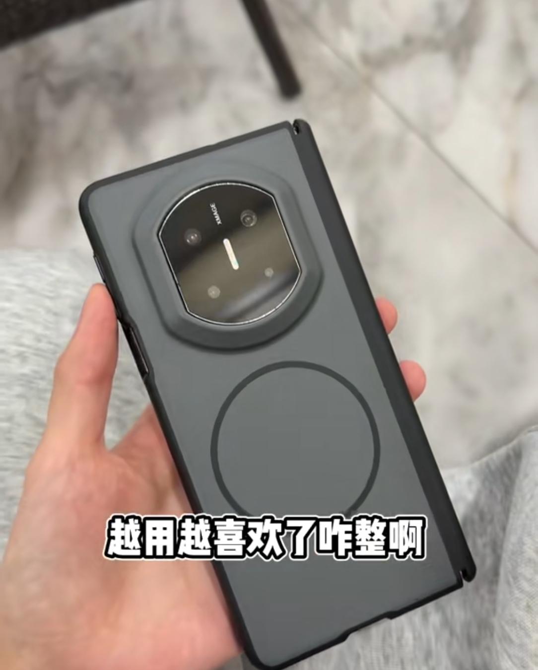 我的老天爷，刚刚看到一个，他把自己的mate70Pro摔坏了，拿去修了，然后店里