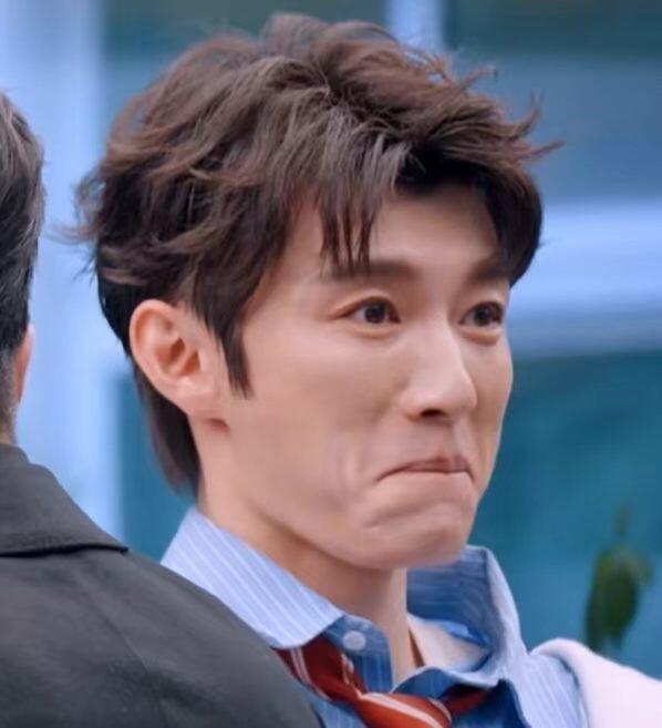 井胧冰箱除了饮料就是腌黄瓜震惊！某男歌手的冰箱里竟没有剩饭剩菜，只有两样东西：喝