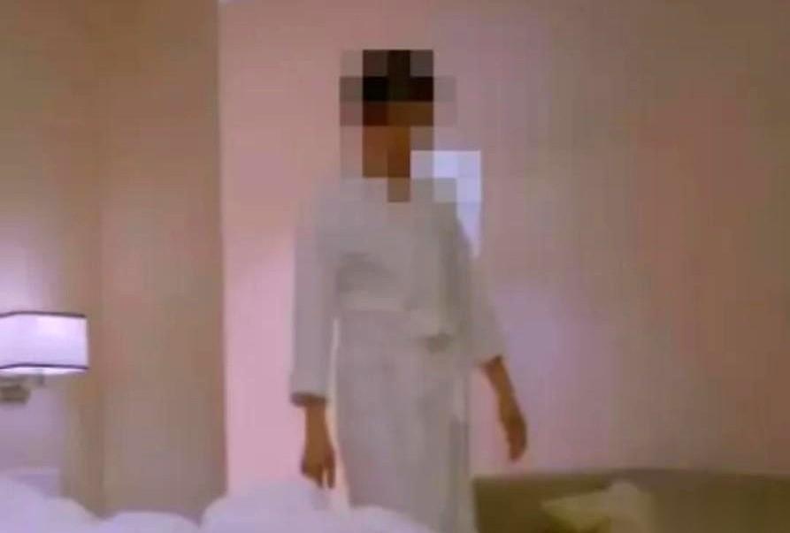 上海一家连锁酒店，出了件猛事。
小伙和女友刚办完入住，房间里正亲热，他一抬头，赫