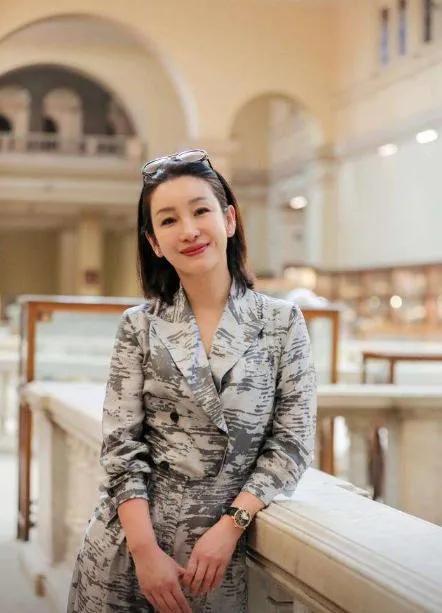 影后每月给婆婆打款，“第三个孩子”的承诺背后，全是令人泪目的故事

秦海璐，影后