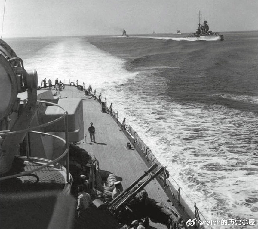 从意大利海军Pola波拉号重巡洋舰看到的导航中队，右侧可以其双管37毫米高炮军事