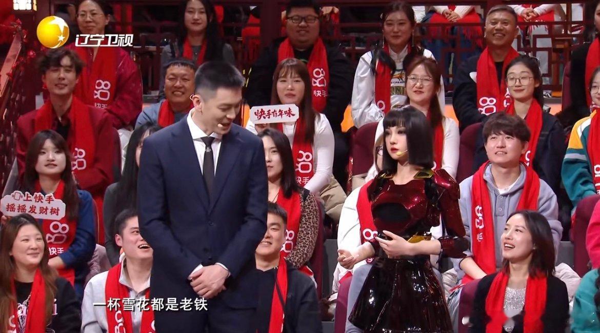 杨鸣被机器人整破防了辽宁沈阳演播厅笑浪翻涌！小柒当众曝光杨鸣500多个表情包，沈