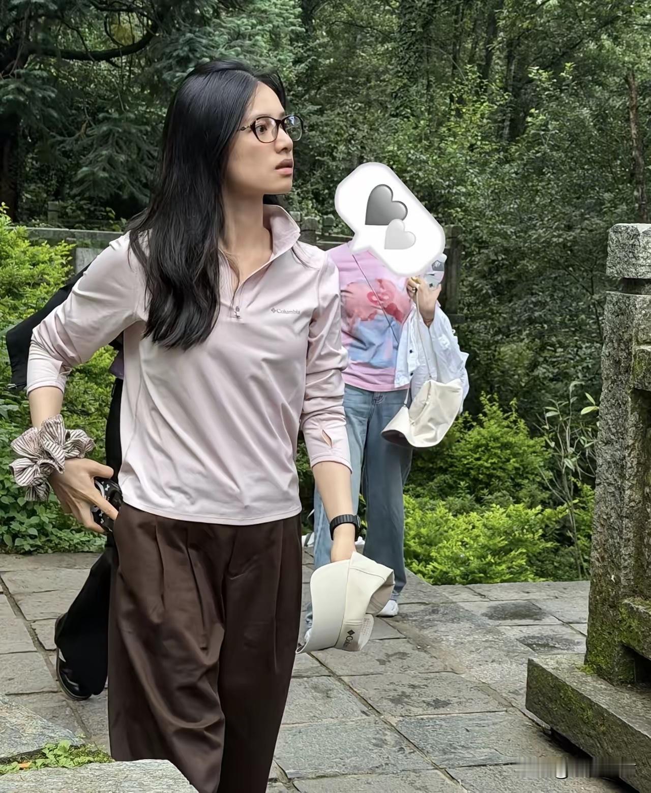 粉丝偶遇张婧仪，差点没认出来！ 除了高和瘦，素颜的她其实挺普通——眉眼淡淡的，皮
