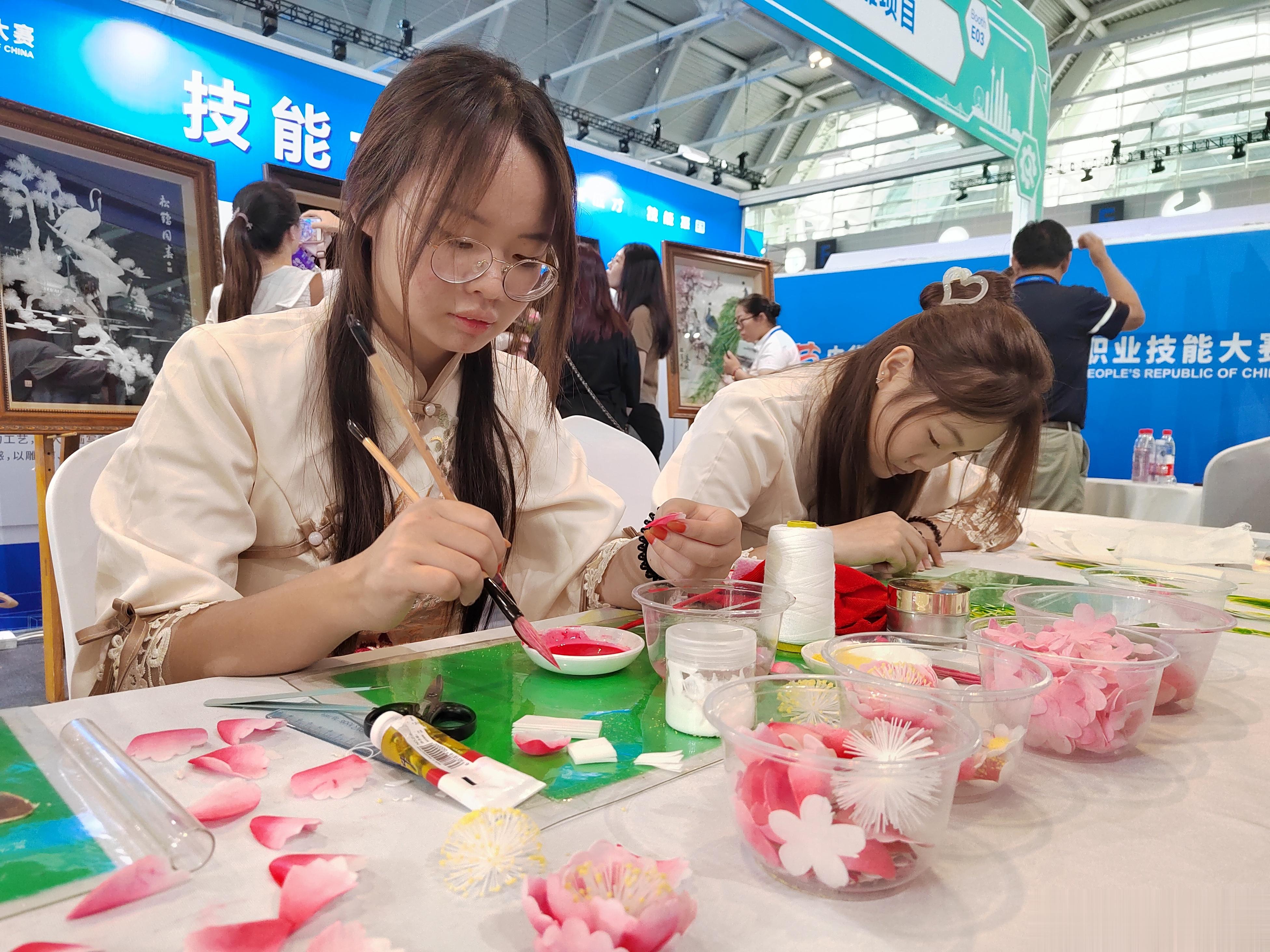 【高手聚津城 全国绝技展演中】#大国技能群英荟# 高手聚津城，绝活齐亮相。#网络