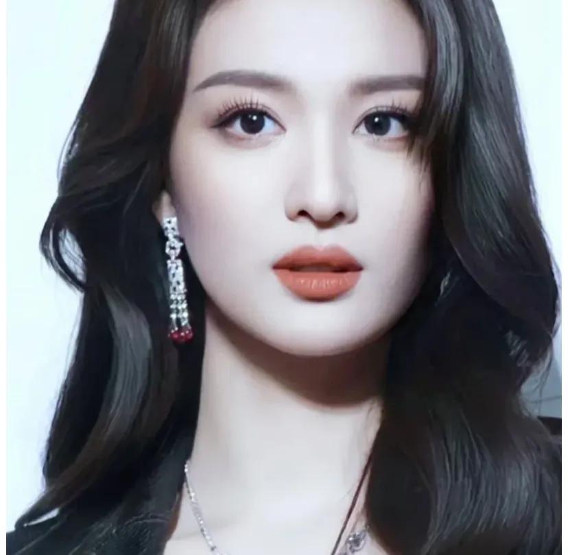 长这么美真的太可惜了……
我一直觉得王楚然很好看，95花很少见的富贵花大美女，结