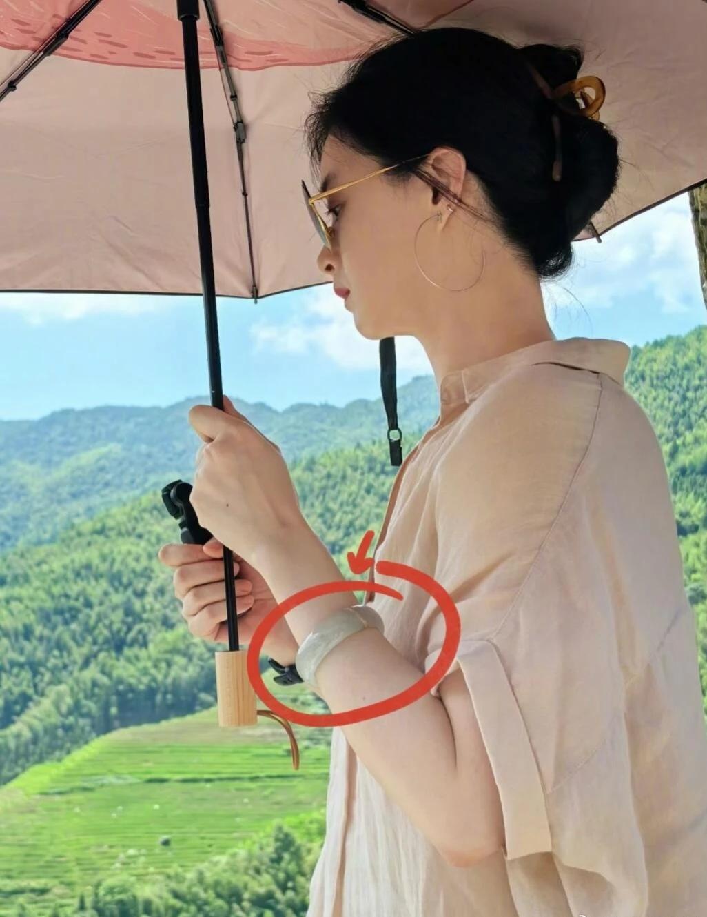 蒋欣那只价值百万的玉镯子竟然摔裂了，上面还有修补过的印子，看着真让人心疼呢！
