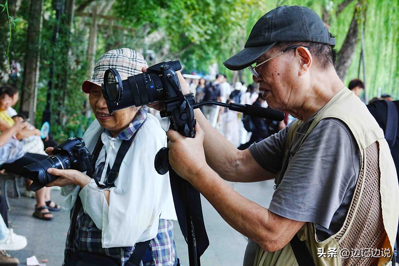 西湖湖畔，杭州九旬伉俪的光影执爱！漫步西湖偶遇一对年近九旬的本地老夫妻。对摄影热