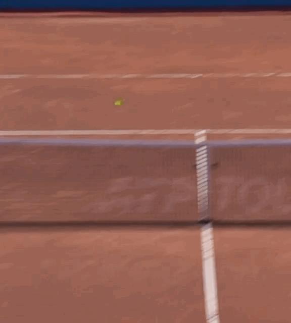 巴塞罗那赛首轮，火速转场的阿卡6-4/6-2快速击败维尔塔宁，取得开门红。下面这