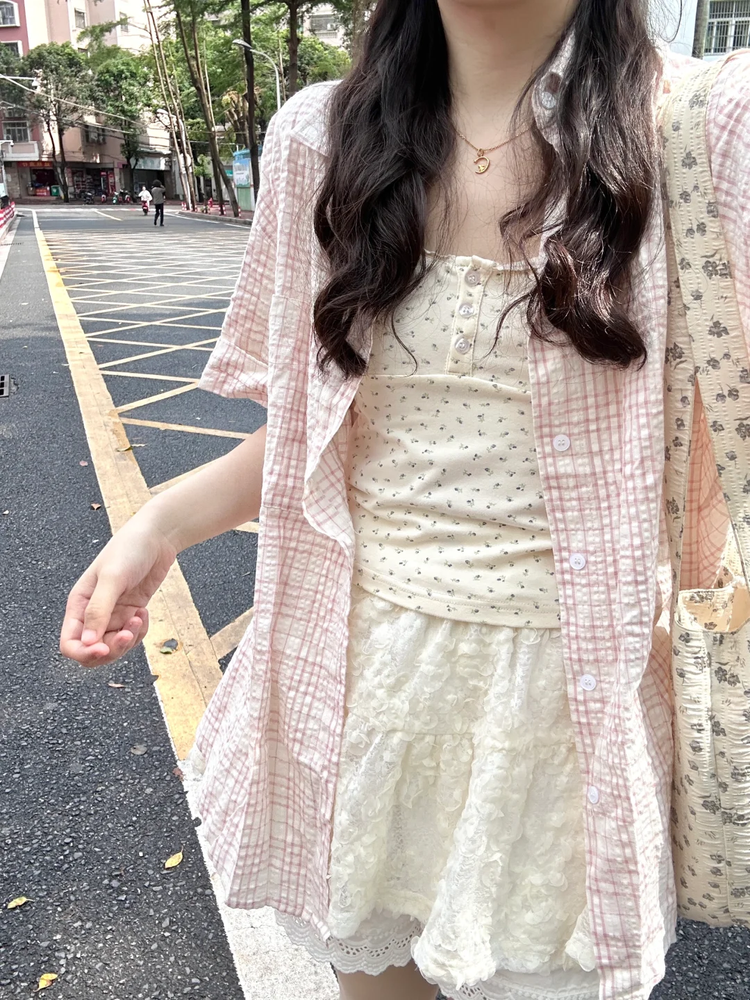 Bm三粒扣碎花吊带和粉衬衫
